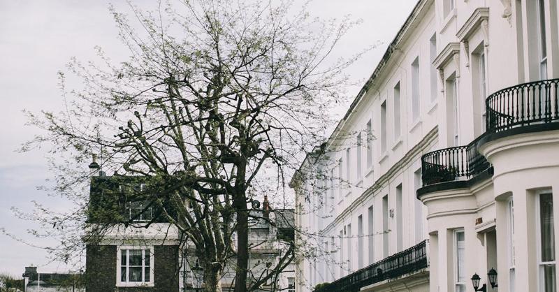 Glenburnie Road: Lujo Inmobiliario en el Reino Unido image 1